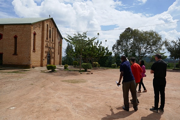 På åstedet hvor det skjedde en stor massakre i april 1994