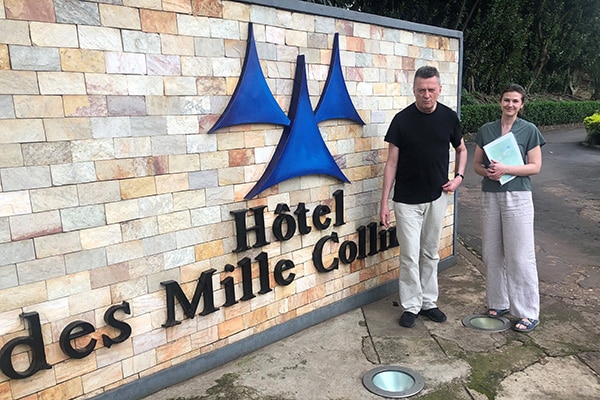 Sammen med kollega Helene Brænde Søyseth ved Hotel des Mille Collines I hovedstaden Kigali. Det er begivenhetene på dette hotellet i 1994 som er gjengitt i filmen Hotel Rwanda